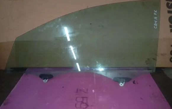 Honda CR-V Front door window glass four-door