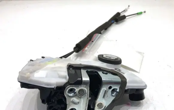 Toyota Camry VIII XV70 Front door lock