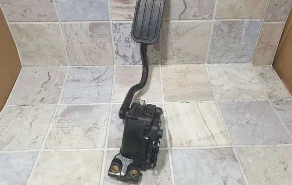 Accelerator throttle pedal