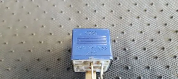Volkswagen PASSAT B5.5 Other relay 8A0951253 8A0951253AH9