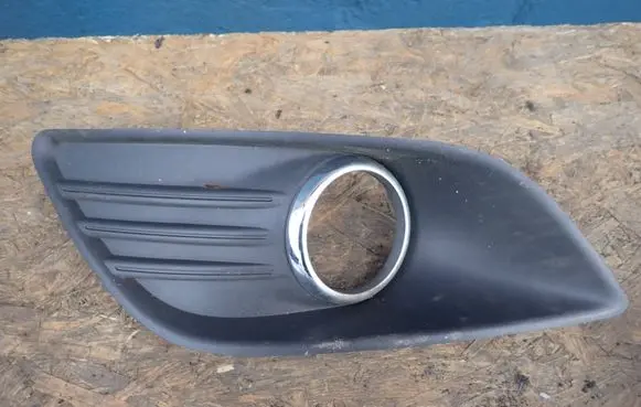 Ford Focus Front fog light trim/grill 8M51R19953AEW