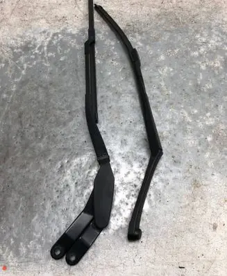 Front wiper blade arm