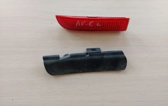 Toyota Avensis T270 Rear tail light reflector 1090037 G67L 5216605010