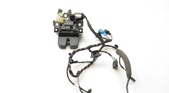 Skoda Superb B6 (3T) Loading door lock 3T5827520A
