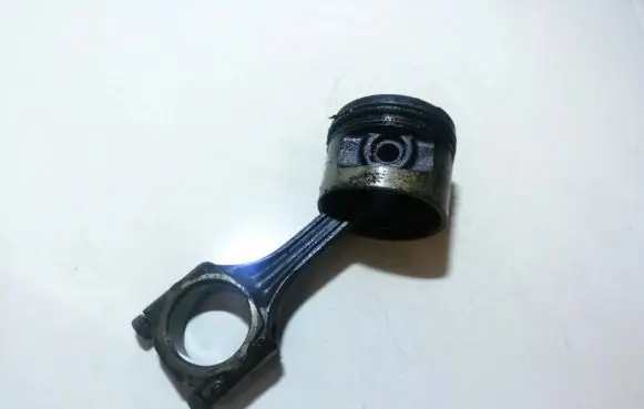 Volkswagen PASSAT B4 Piston with connecting rod