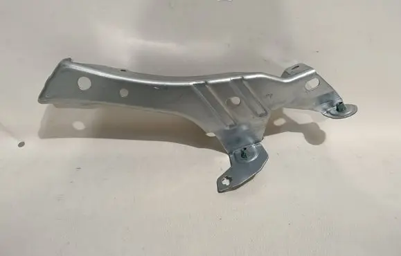 Ford Focus Fender mounting bracket JX7B-A16019-AD