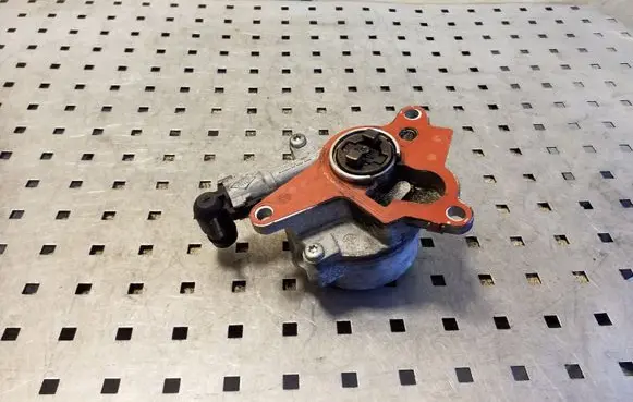 Nissan X-Trail T31 Vacuum pump 472458A 2C2260607 8200472458