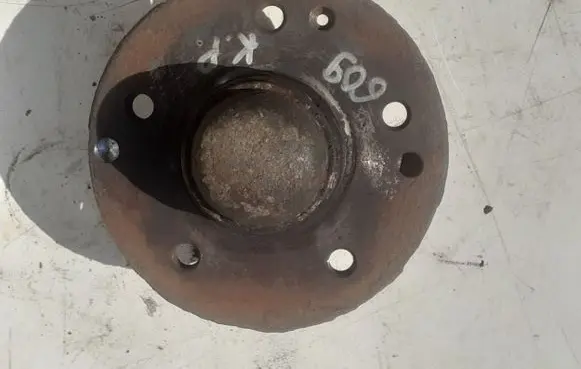 Mercedes-Benz E W210 Front wheel hub A2103300325