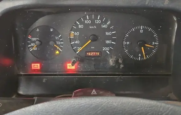 Speedometer (instrument cluster)