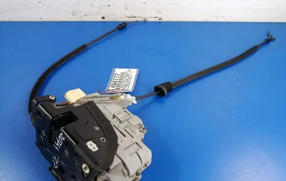 Volkswagen PASSAT B6 Front door lock 3C1837016A