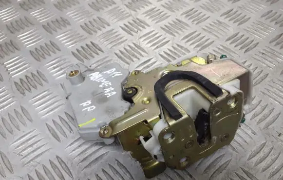 Nissan Primera Front door lock