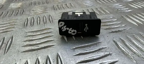 Mini Cooper Countryman R60 USB socket connector 169596
