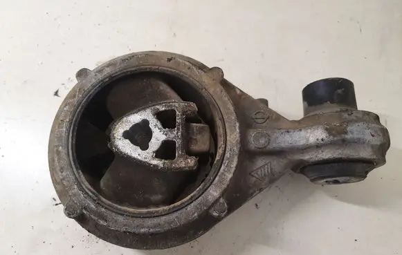 Nissan Qashqai Engine mount bracket