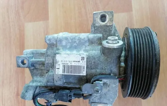Dacia Sandero Air conditioning (A/C) compressor (pump) 926000216R Z0015421C 5061913257