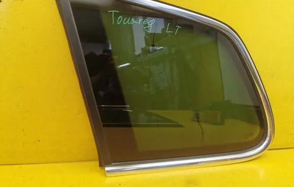 Volkswagen Touareg II Rear side window 7P6845297