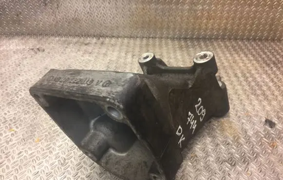 Mercedes-Benz CLK A209 C209 Engine mounting bracket 6112230704 A6112230704