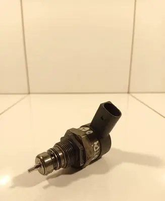 BMW 5 E60 E61 Fuel pressure regulator 0281002481 12572867 110505