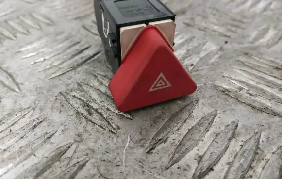 Volkswagen Tiguan Hazard light switch 5M0953509A