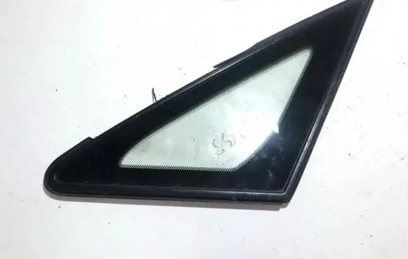 Toyota Avensis Verso Front triangle window/glass 