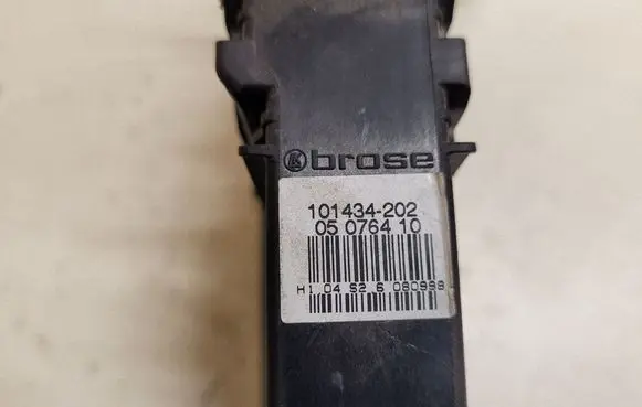 Volkswagen Golf IV Front door window regulator motor 1J1959802D
