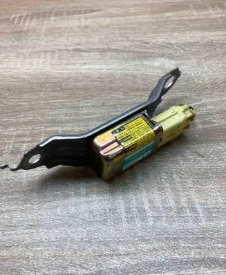 Toyota Prius (XW20) Airbag deployment crash/impact sensor 8983447020 1879000921USED WITHPLUG