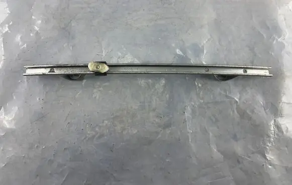 Opel Astra H Front door windshield rail 13100541