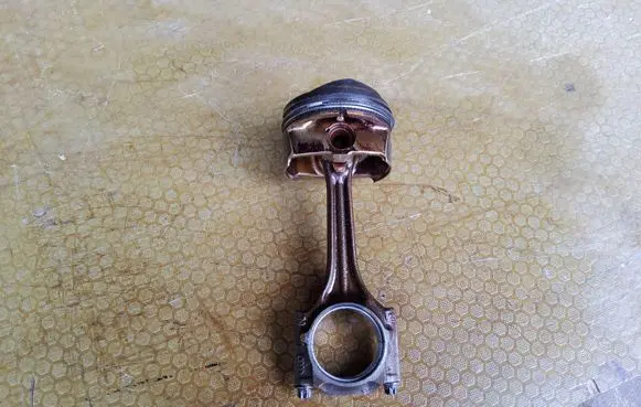 Volkswagen PASSAT B6 Piston 06D107099