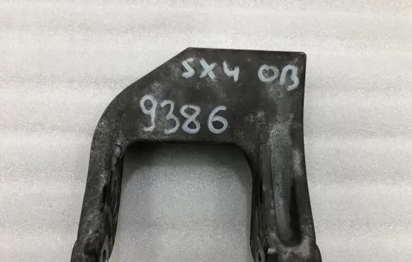 Suzuki SX4 Gearbox mounting bracket