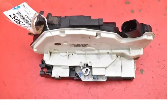 Volkswagen PASSAT CC Rear door lock 5N0839015A