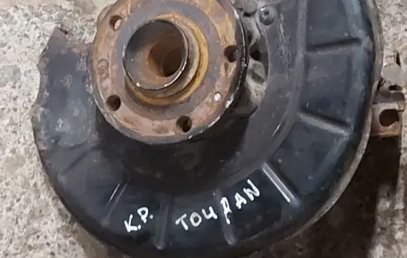 Volkswagen Touran I Front wheel hub spindle knuckle