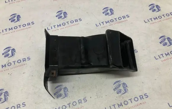 BMW 7 E38 Brake cooling air channel/duct 8125968