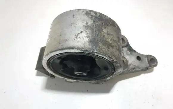 Nissan Altima Engine mounting bracket