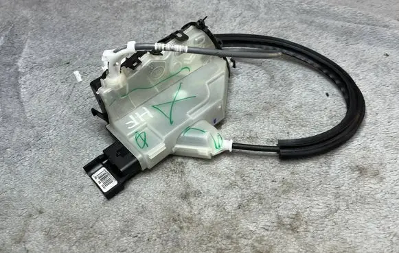 Citroen C4 II Picasso Front door lock 9826677980