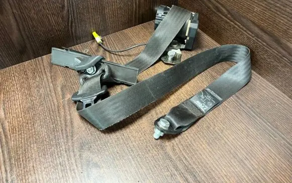 Iveco Daily 4th gen Front seatbelt 33017280A1 048006