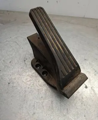 Accelerator throttle pedal