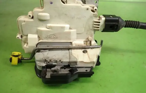 Audi A3 S3 8P Front door lock 4F1837016