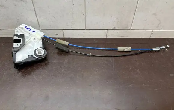Honda HR-V Front door lock L8812250F3