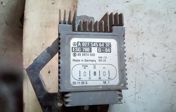 Mercedes-Benz S W220 Coolant fan relay A0275456332