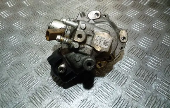 Volkswagen Polo V 6R Fuel injection high pressure pump 28470303 04B130755F 0420784JJR
