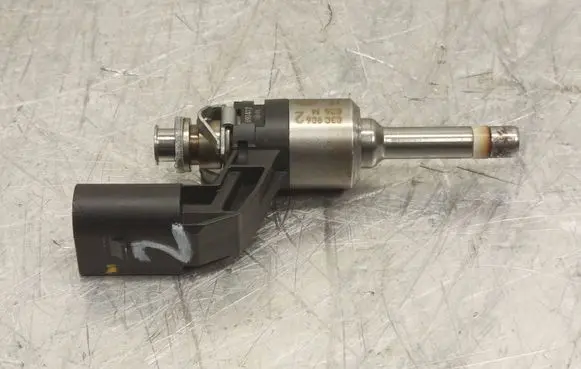 Volkswagen Golf VII Fuel injector 03C906036M