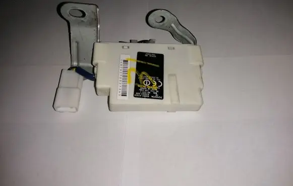 Toyota Prius (XW20) Door central lock control unit/module 8999247020 626467000 2584AR02TY1