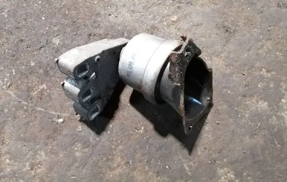 Volkswagen Transporter - Caravelle T5 Engine mount bracket 7E0199256J
