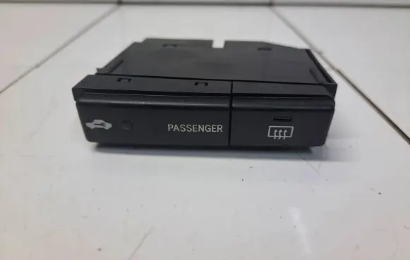 Toyota Avensis T250 Windscreen/window heater switch 8479005110 07W15E MS152100233