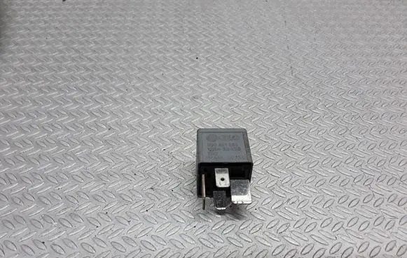 Volkswagen PASSAT B5 Other relay 8D0951253