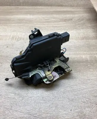 Volkswagen Golf IV Front door lock 3B1837016A