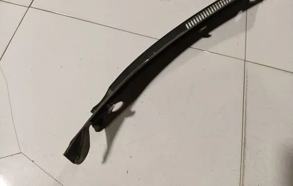 Audi A4 S4 B5 8D Wiper trim 8D1819403A