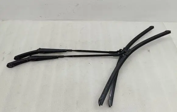 Front wiper blade arm