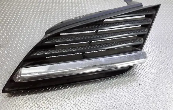 Nissan Primera Front bumper upper radiator grill