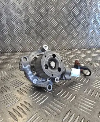 Volkswagen PASSAT B8 Water pump 010157801