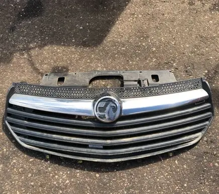 Opel Vivaro Front bumper upper radiator grill 623104066R